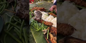 Filipinos know how to eat #kamayan #boodlefight #filipino #filipinofood #holidays #merrychristmas | Filipina diet meals