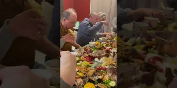 Canadians tried Filipino budol fight for the first time #shorts #shortfeed #foodie #shortclip #trend | Pinoy small business legalities
